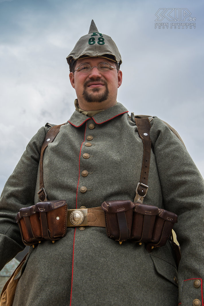 Historia Mundi - Duitse soldaat uit WOI Midden juni vond in Lommel het Historia Mundi evenement plaats. Gedurende 2 dagen kwamen velen groepen samen die aan re-enacting en living history doen. Op basis van geschiedkundig onderzoek deden alle groepen zeer veel moeite om zowel kleding, wapens, tenten als ambachten zo waarheidsgetrouw mogelijk na te maken en na te spelen. Veel van deze mensen kennen hun stukje geschiedenis erg gedetailleerd en kunnen er zeer enthousiast over vertellen. Ik maakte een reeks foto's van mensen uit de prehistorie, Romeinen, Middeleeuwse ridders, soldaten uit de Renaissance, Schotse Highlanders, Duitse militairen uit WOI, ... Stefan Cruysberghs